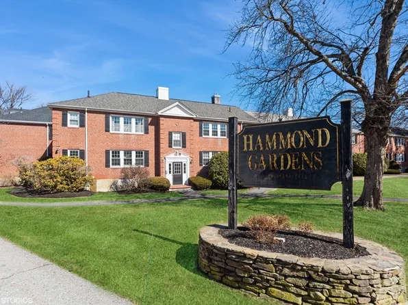 33 Hammond Pond Pkwy APT 1, Newton, MA 02467