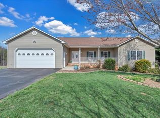 1410 Savanna Hills Dr, Moneta, VA 24121