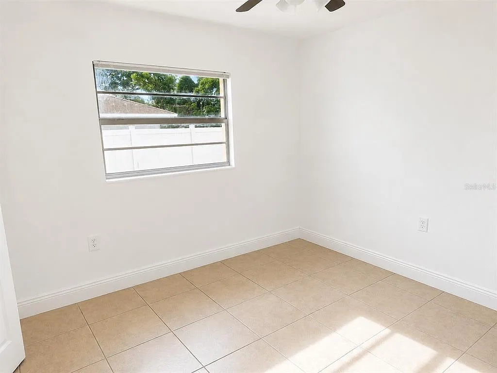 3 bed, 1.0 bath, 836 sqft, $1,249 — Photo 3
