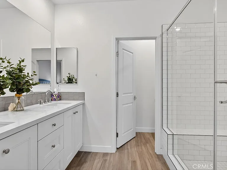 985 Doheny Way — Photo 17