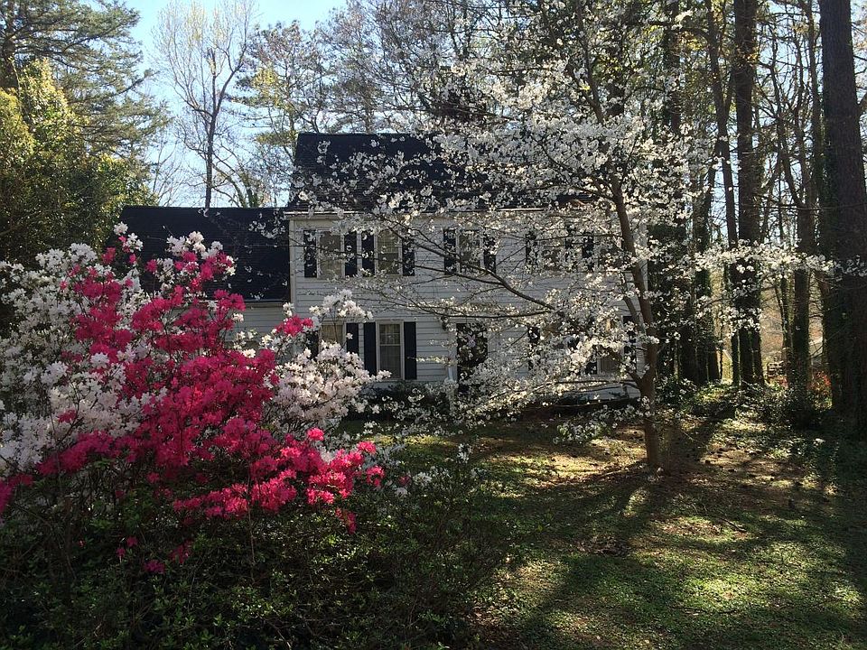 *Nice landscaping(lots of azaleas),beautiful cherry tree, holly bushes, camelias, and daffodils
 Lots of songbirds.