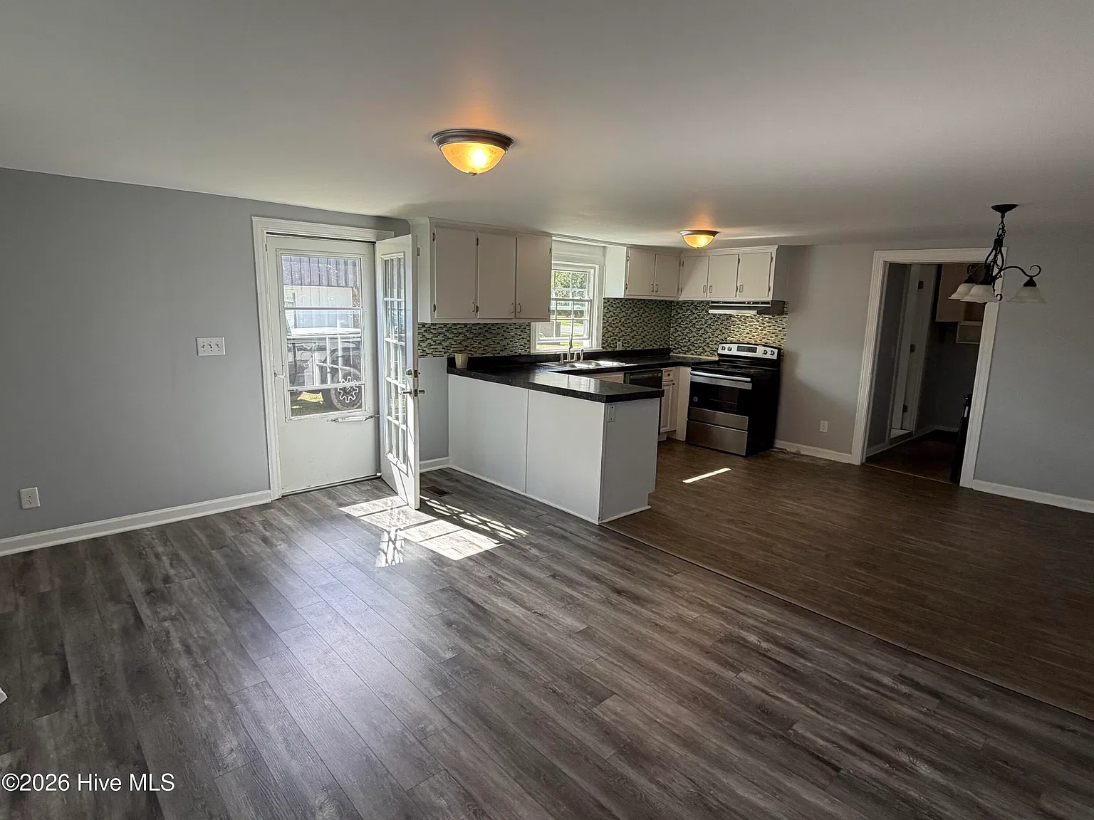 3 bed, 1.0 bath, $1,350 — Photo 3