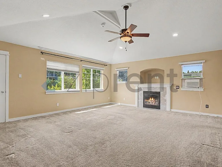 132 NE 63rd Ave — Photo 33