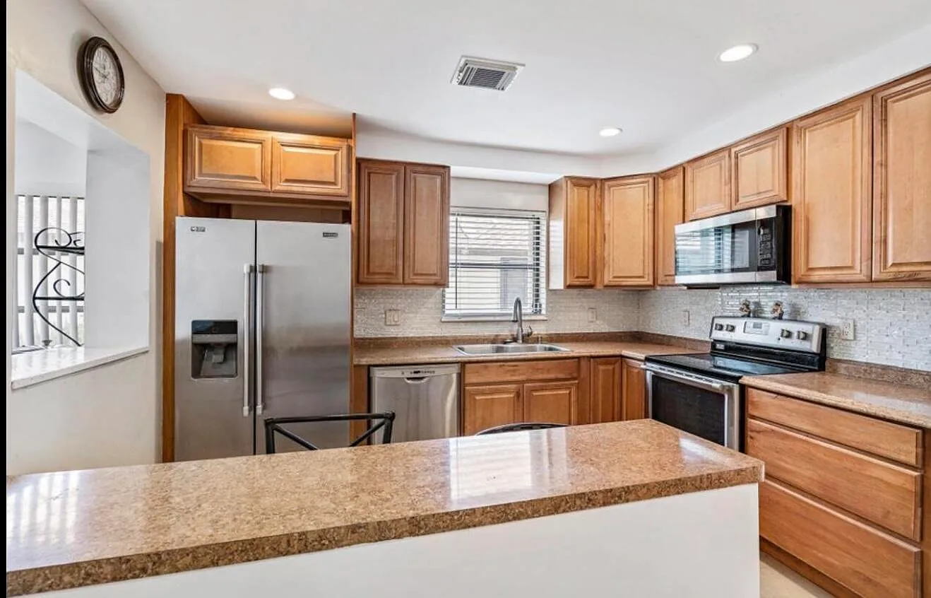 2 bed, 2.0 bath, 1395 sqft, $2,400 — Photo 2