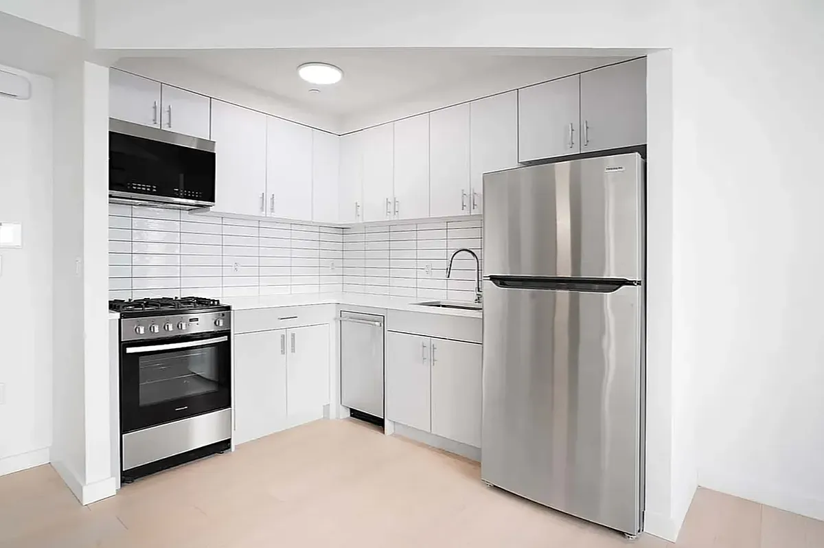 Building Photo - 645 E 9th St #5