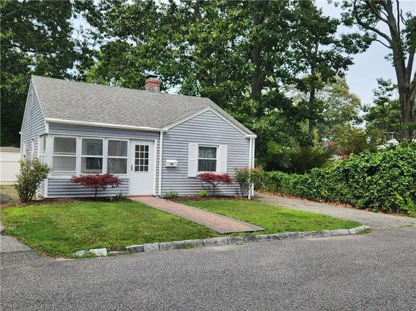 93 Pine Crest Dr, Riverside, RI 02915