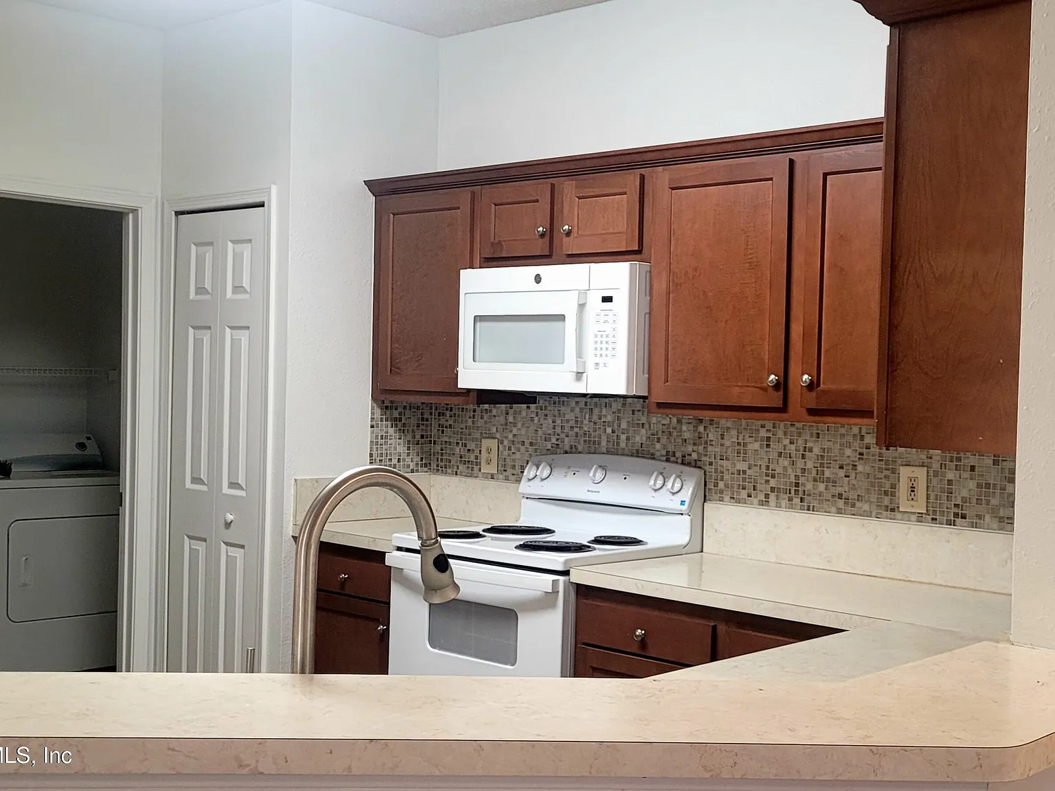 3 bed, 2.0 bath, 1340 sqft, $1,885 — Photo 4