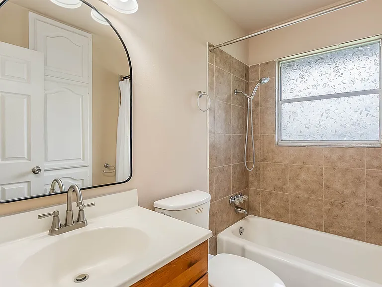 218 E Villaret Blvd — Photo 5