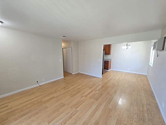 3rd image of 1539 Moorpark Ave #3