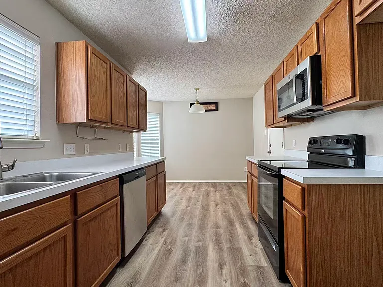 1202 Meadowgate Dr — Photo 6