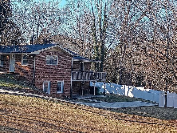 2nd image of 301 Jeanette Ave