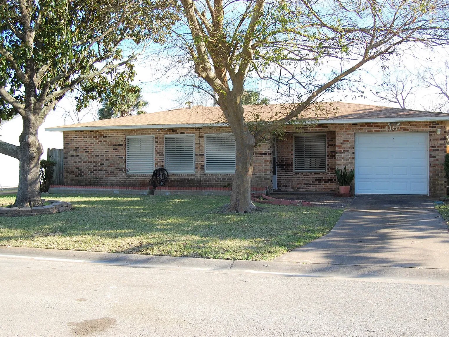 3 bed, 2.0 bath, 1440 sqft, $1,900 — Photo 1