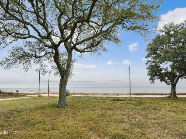 517 N Beach Blvd, Waveland, MS 39576