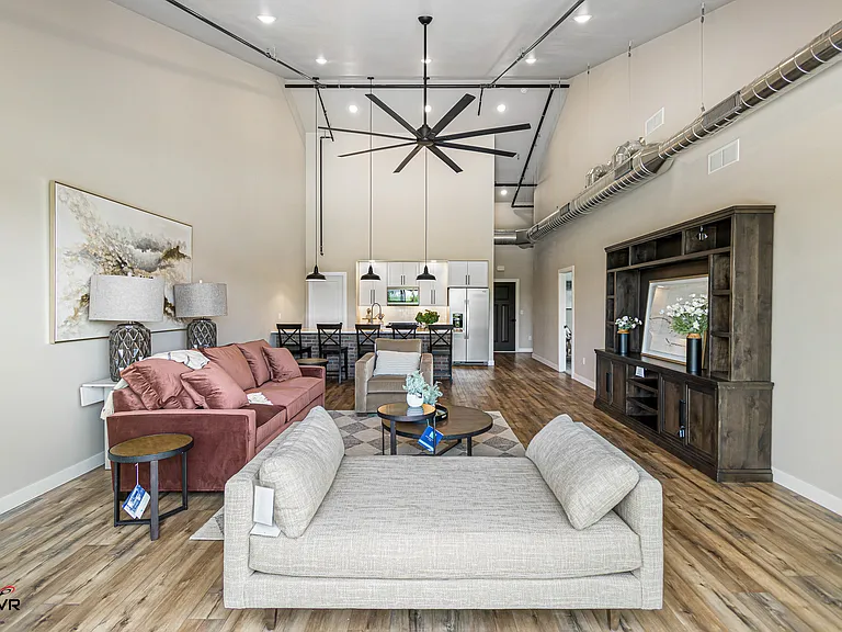 413 E Main St — Photo 12