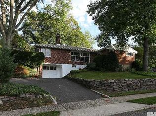 1 Jeannette Dr, Port Washington, NY 11050