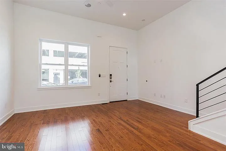 146 W Wildey St — Photo 8