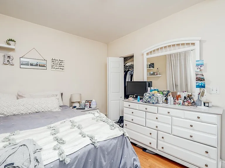 546 E 8th St #1 — Photo 12