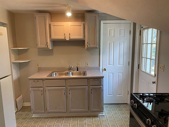 3rd image of 255 College Ave APT C