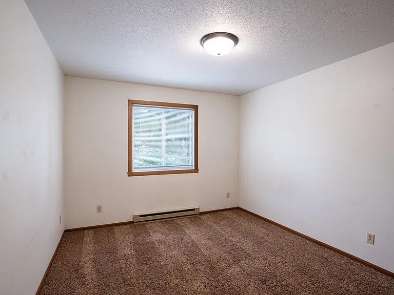 Fargo, ND Monticello Apartments | 21B | Bedroom