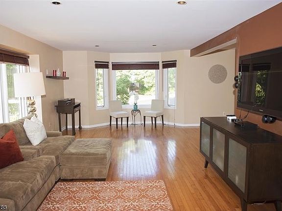 3rd image of 69 Clarken Dr
