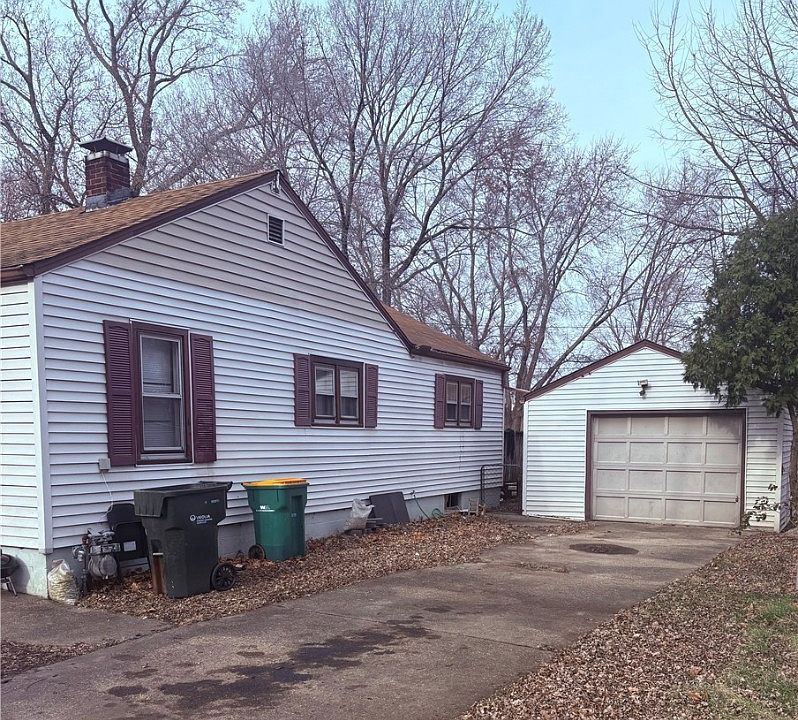 2nd image of 1616 E Division St
