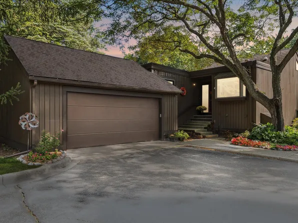 4 Eastbury Ct, Ann Arbor, MI 48105