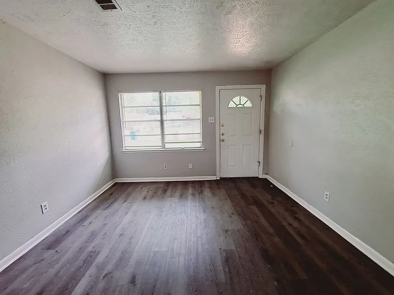 3831 Castle Hills Dr — Photo 2