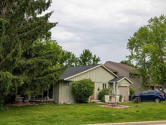 2nd image of 133-135 Woodview Dr