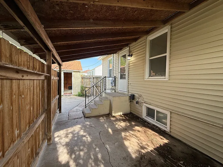 313 W 15th St — Photo 16
