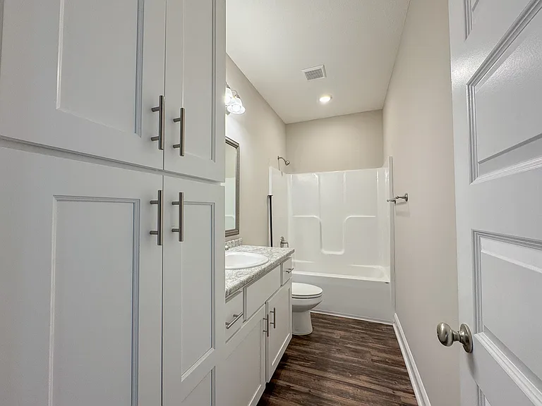 211 Silverthorn Dr — Photo 2