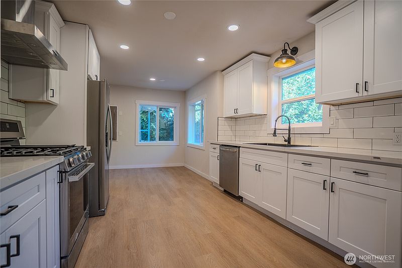 2nd image of 909 Fir Street NE