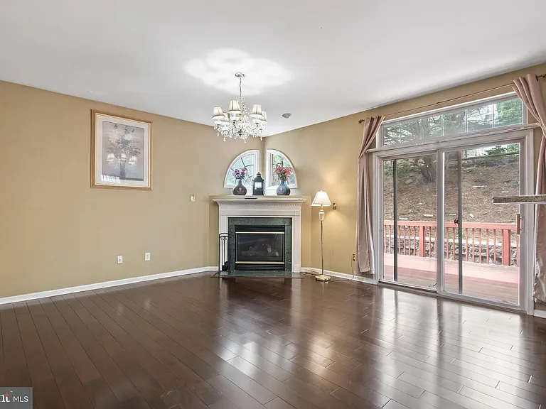 929 N York Dr — Photo 8