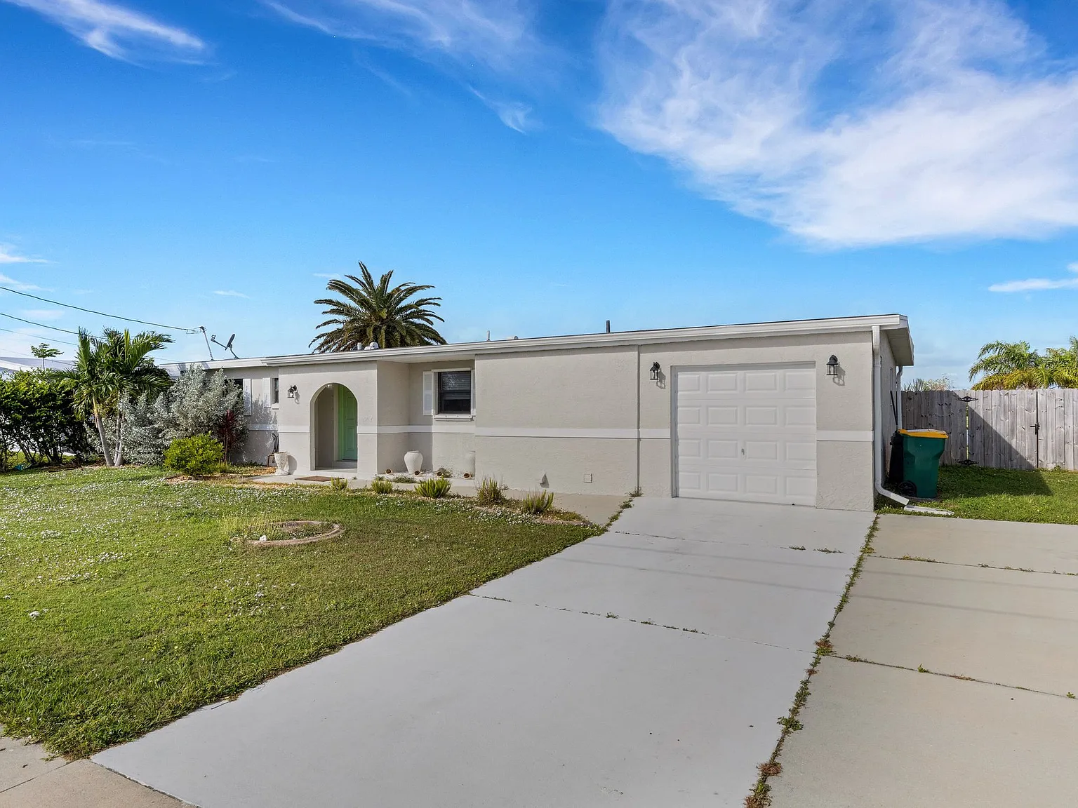 2217 Aaron St — Photo 3