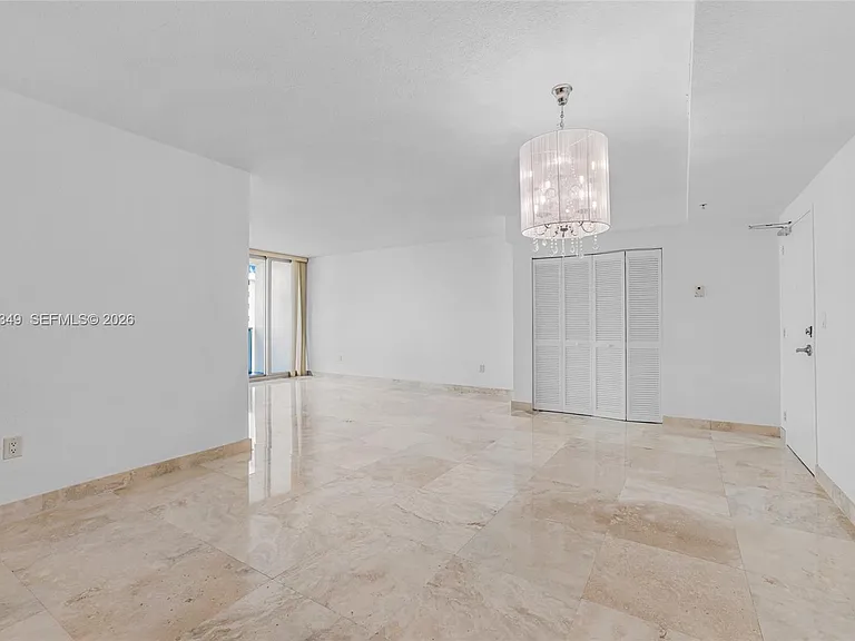 7501 E Treasure Dr #7M — Photo 9