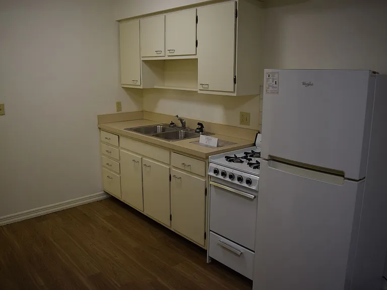 402 W Clark St — Photo 9