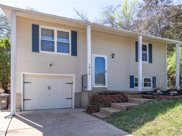 1912 High Cliff Dr, Fenton, MO 63026