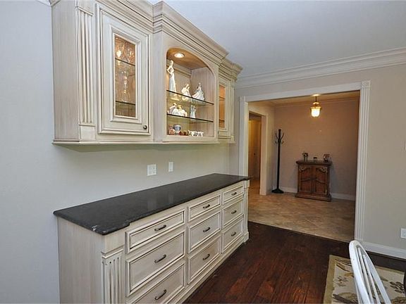 Custom built-in china cabinet in dining room.. glass front doors w/lighting, lower cabinets!