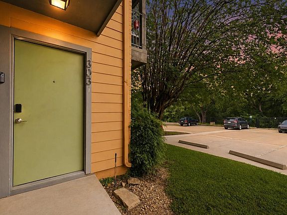 3rd image of 3204 Menchaca Rd #303