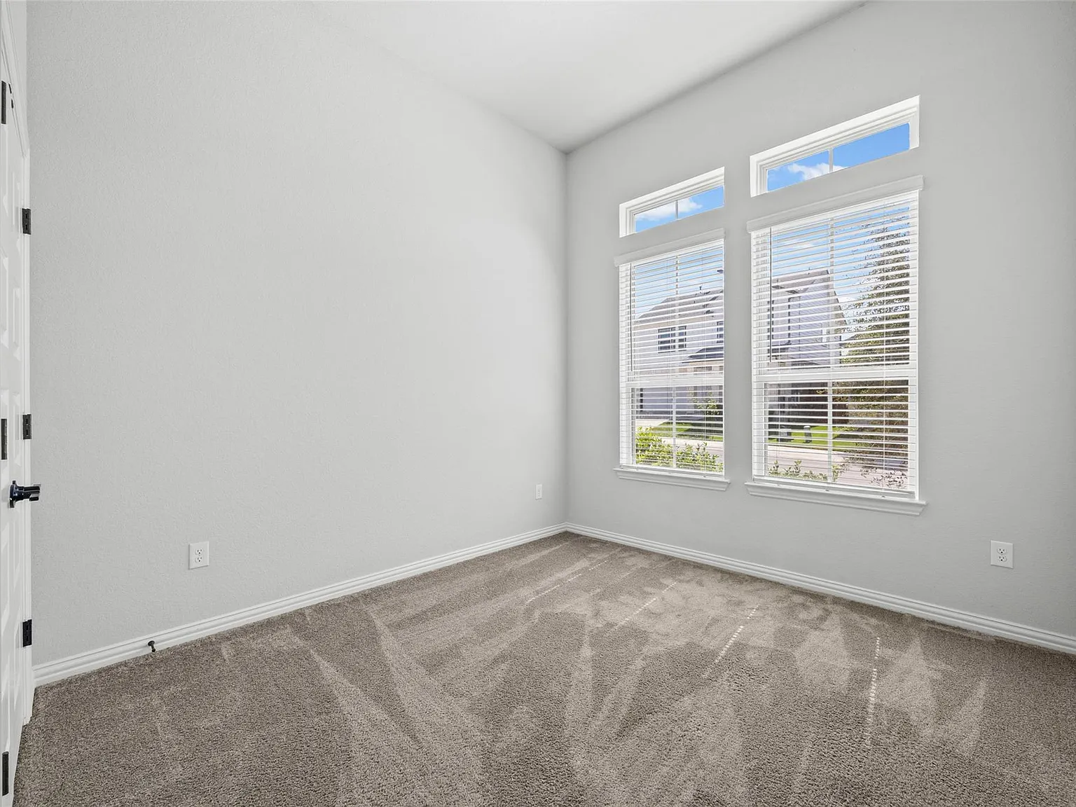 3 bed, 2.0 bath, 1371 sqft, $2,400 — Photo 3