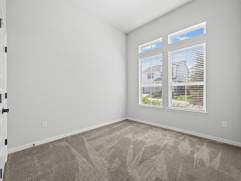 12900 Bloomington Dr — Photo 3