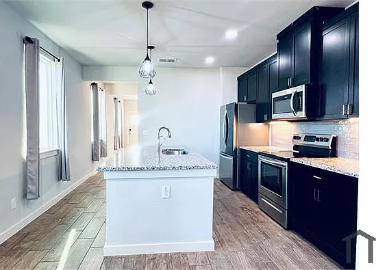 3 bed, $1,725 — Photo 4