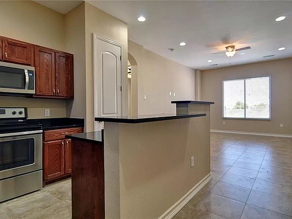 3rd image of 923 College Ave #203