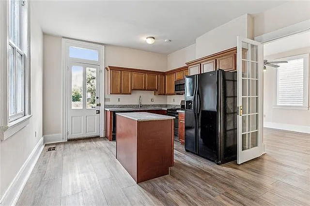 133 N Clark St — Photo 4