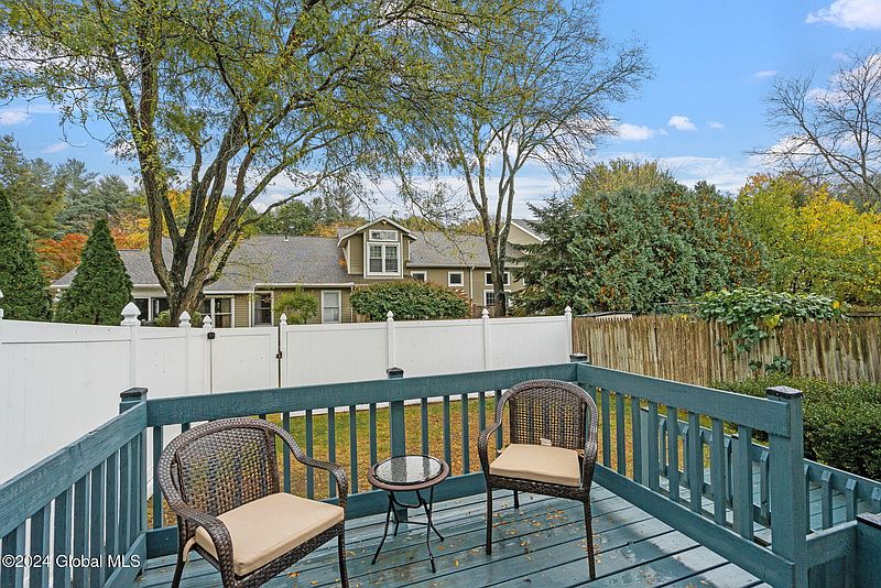 3rd image of 530 Highwood Circle