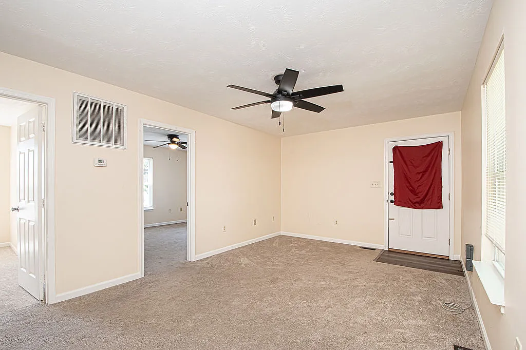 3 bed, 900 sqft, $1,400 — Photo 3
