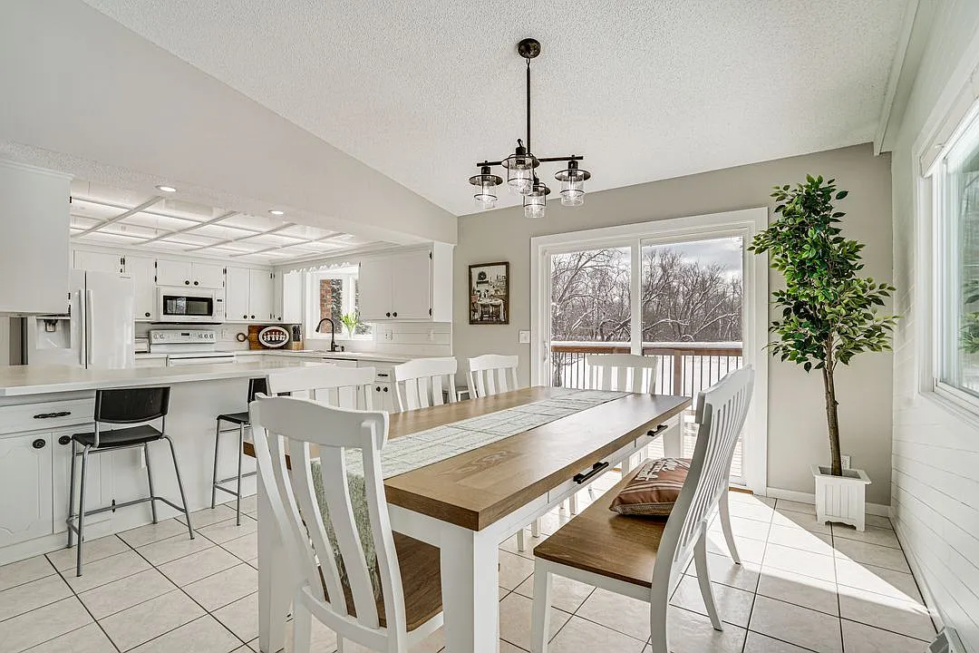 4 bed, 2.5 bath, 2400 sqft, $4,200 — Photo 4