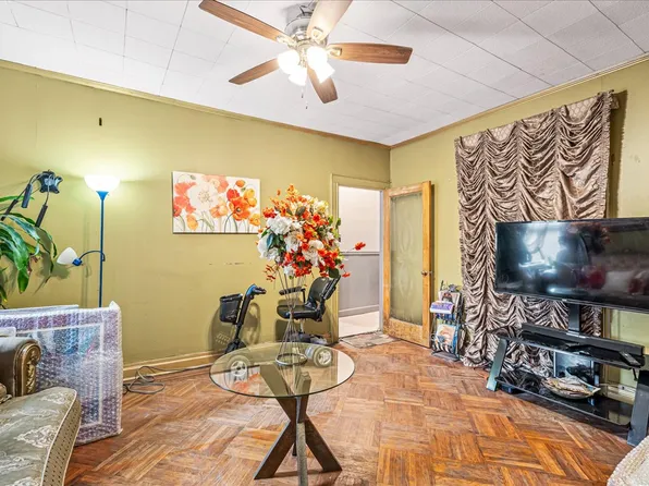 938 Troy Avenue image 11 of 24