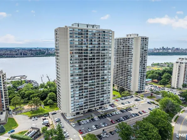 6 Horizon Rd APT 602, Fort Lee, NJ 07024