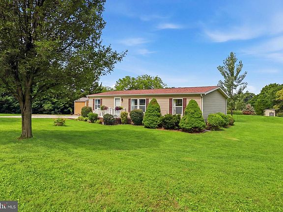 4th image of 13 Crest Hill Ln