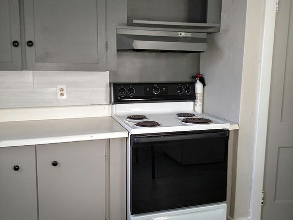 Kitchen Stove with space for a microwave above